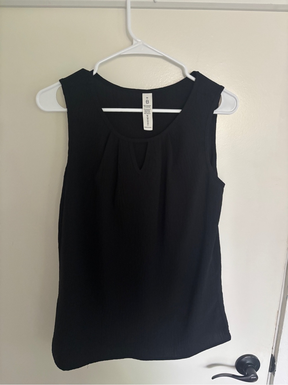 Black Sleeveless Keyhole Neck Cami
